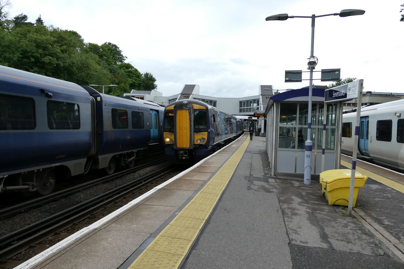 A Southeastern train arriving at Sevenoaks station